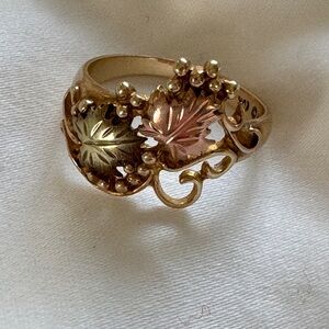 BLACK HILLS GOLD 10K Traditional Leaves and Grapes design Ring